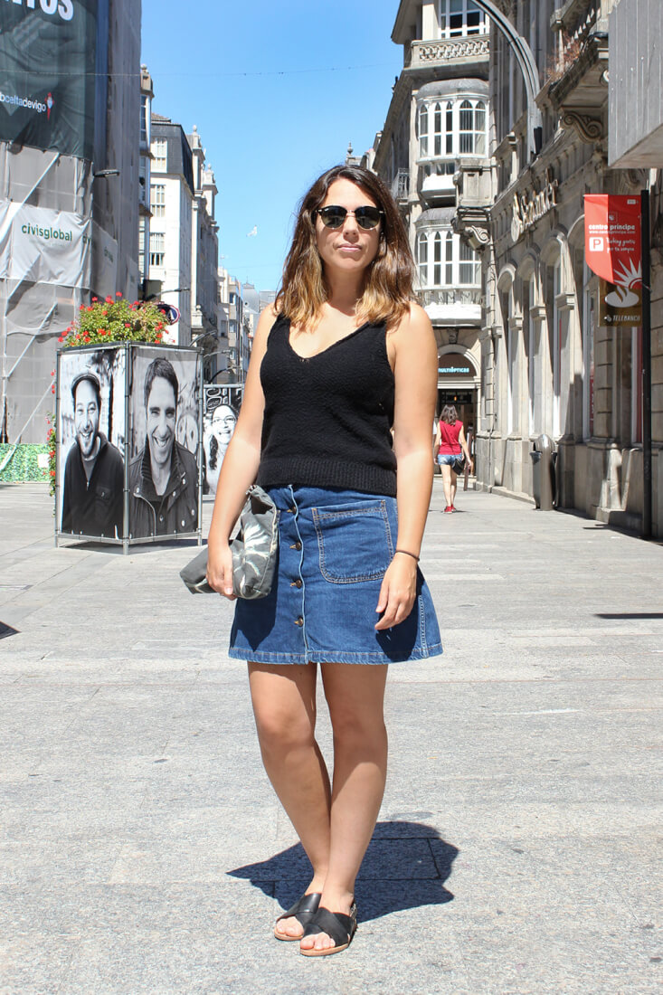 falda-vaquera-bolso-zubi-sandalias-rayban-street-style-moda-en-las-calles-de-vigo-siemprehayalgoqueponerse-galicia