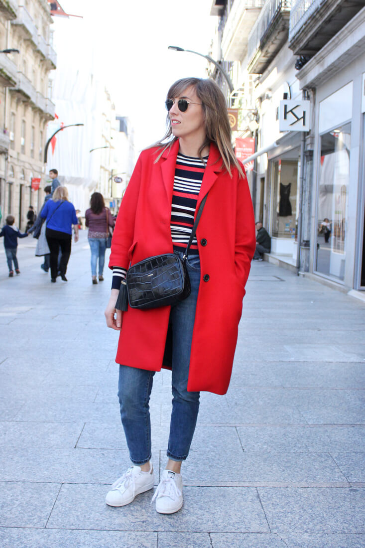 moda-en-vigo-street-style-look-abrigo-rojo-jersey-rayas-adidas-stan-smith-bolso-uterque